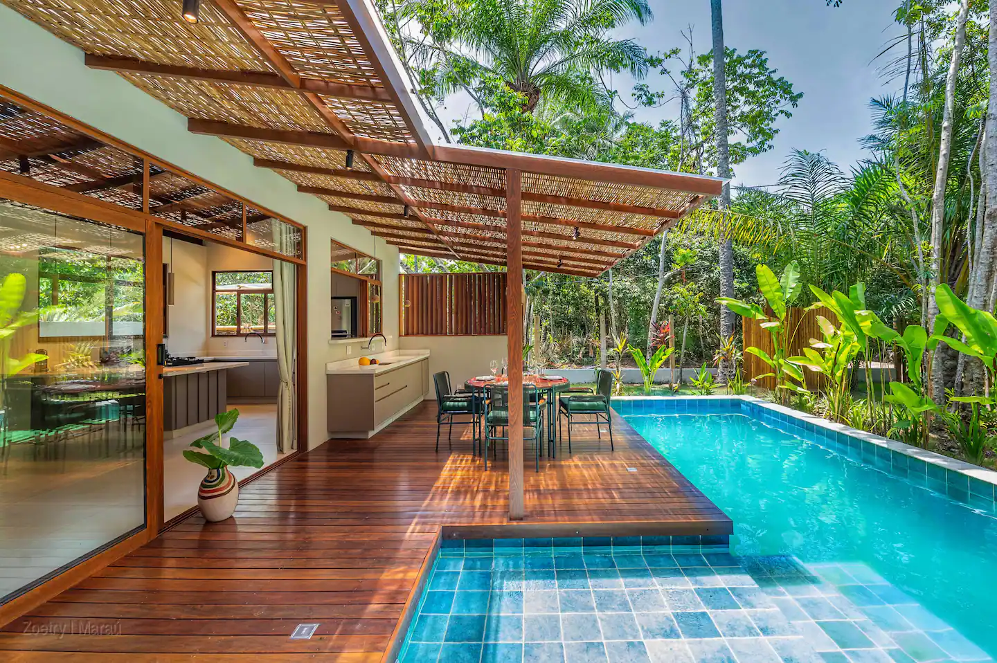 Zoetry Maraú — casa com piscina e deck de madeira