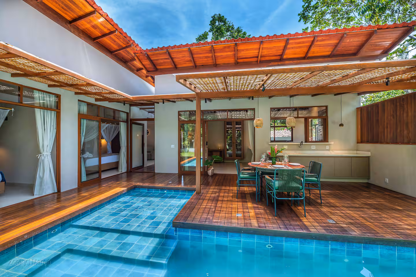 Deck e piscina — dia ativo na Península de Maraú