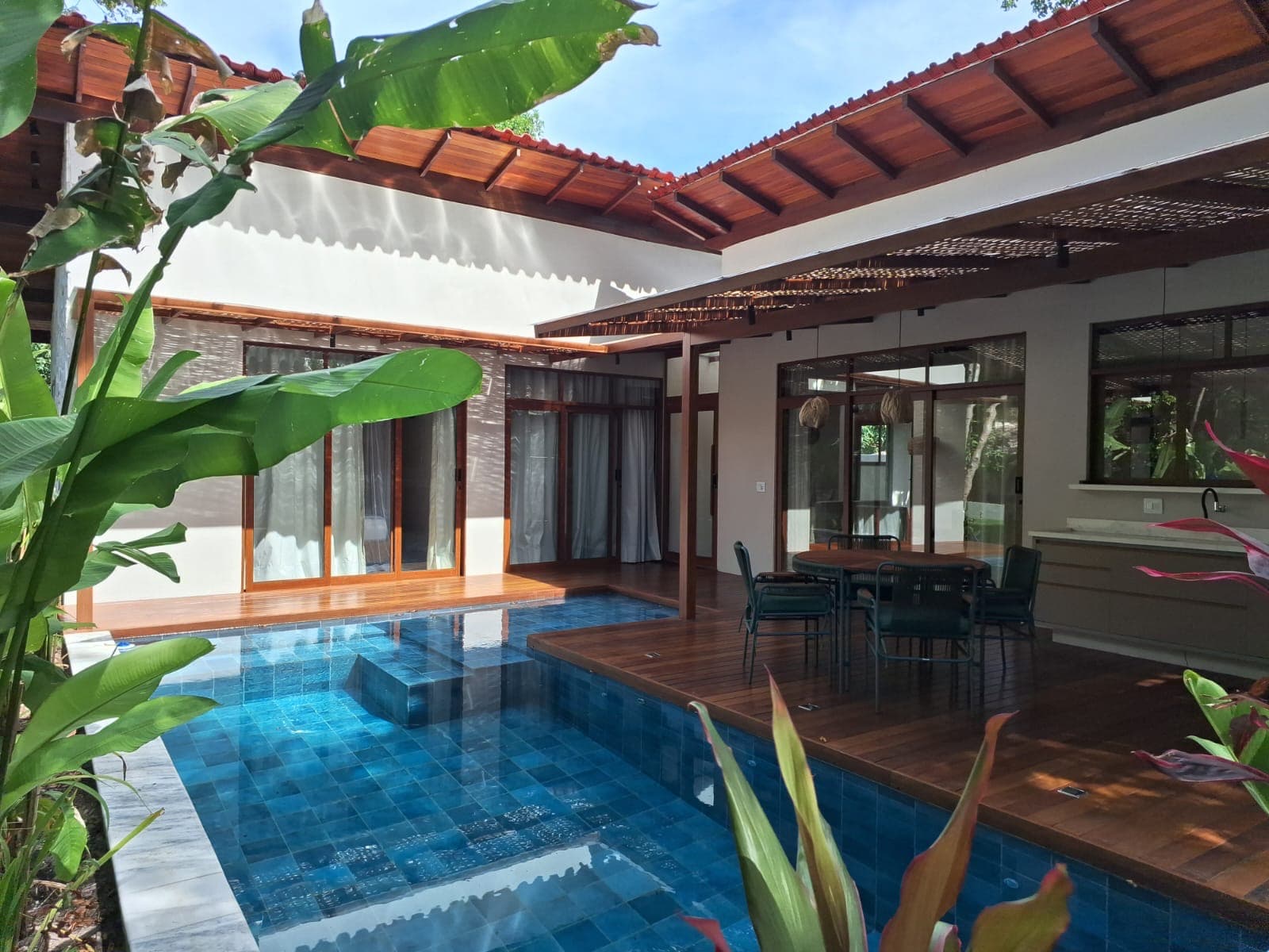 Casa de família na Península de Maraú, com piscina privativa e pátio cercado por jardim, a poucos passos das piscinas naturais de Taipu de Fora